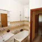 아파트 Two Bedroom Apartment, Neighborhood, Free Parking, Wifi *