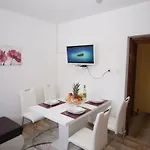 Two Bedroom Apartment, Neighborhood, Free Parking, Wifi * 풀라