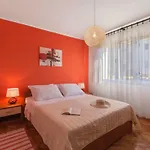 Two Bedroom Apartment, Neighborhood, Free Parking, Wifi * 풀라