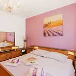 아파트 Two Bedroom Apartment, Neighborhood, Free Parking, Wifi 풀라