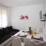 Appartement Two Bedroom Apartment, Neighborhood, Free Parking, Wifi