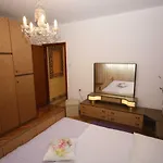Appartement Two Bedroom Apartment, Neighborhood, Free Parking, Wifi