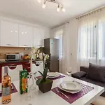 Appartement Two Bedroom Apartment, Neighborhood, Free Parking, Wifi