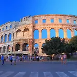 Two Bedroom Apartment, Neighborhood, Free Parking, Wifi *