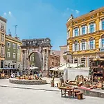 Appartement Two Bedroom Apartment, Neighborhood, Free Parking, Wifi *