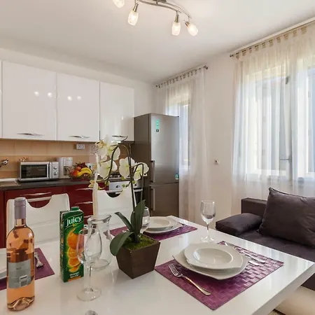 アパート Two Bedroom Apartment, Neighborhood, Free Parking, Wifi