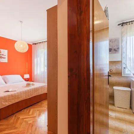 Two Bedroom Apartment, Neighborhood, Free Parking, Wifi アパート プーラ